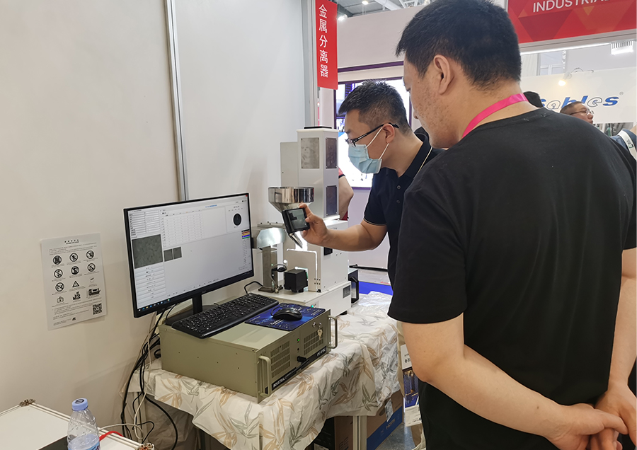到访客户与YH533388银河工作人员详细洽谈